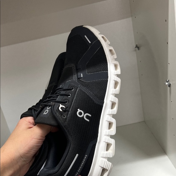 🔥🔥 On Running Black and White Athletic Shoes - Picture 7 of 10